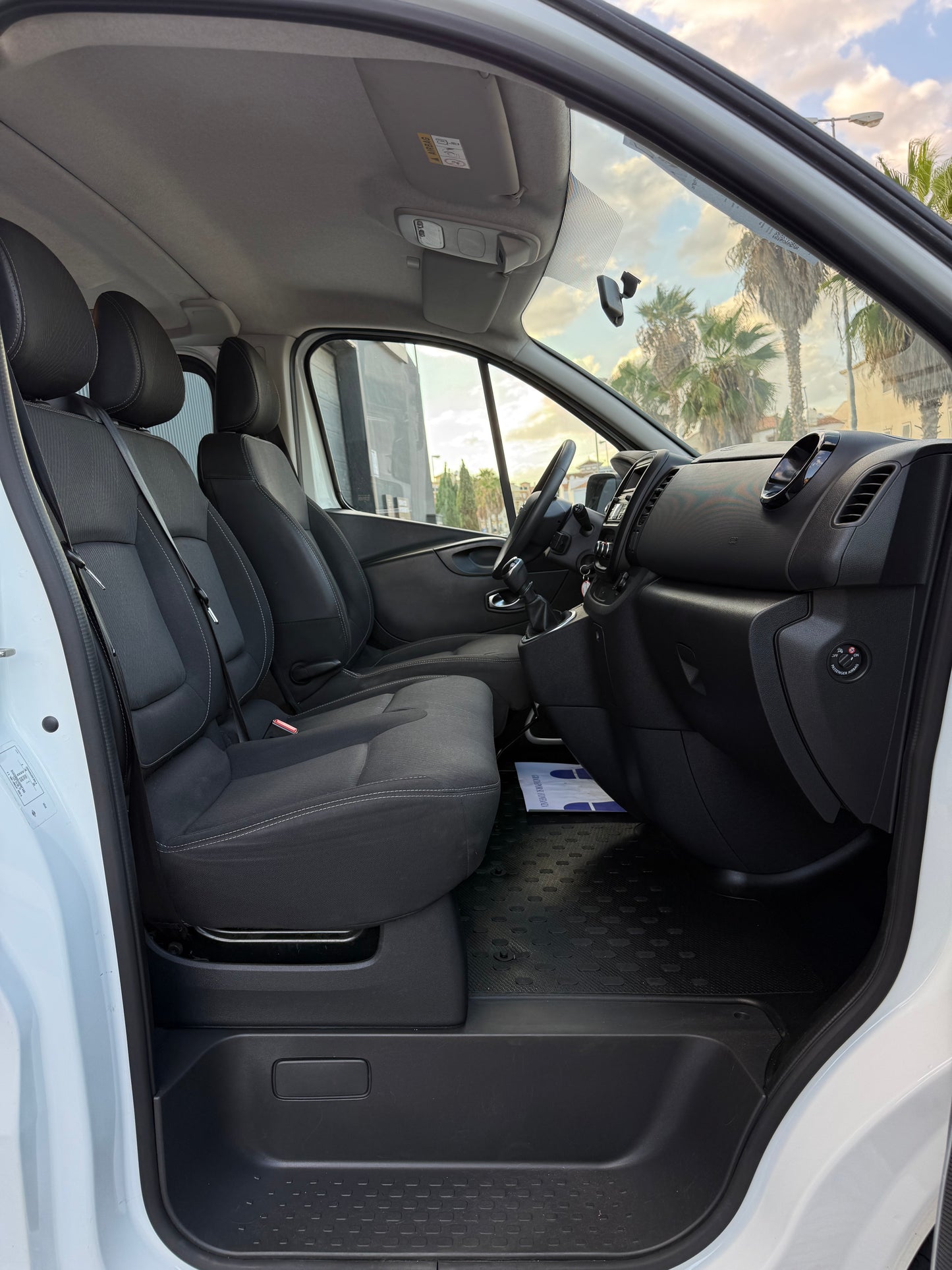 NISSAN NV300 6 PLAZAS