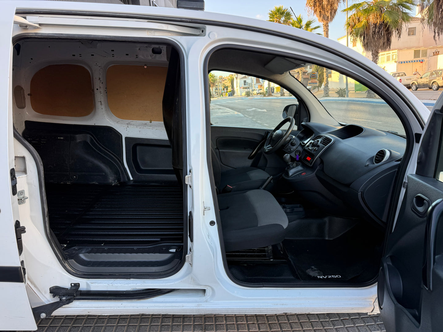 NISSAN NV 250