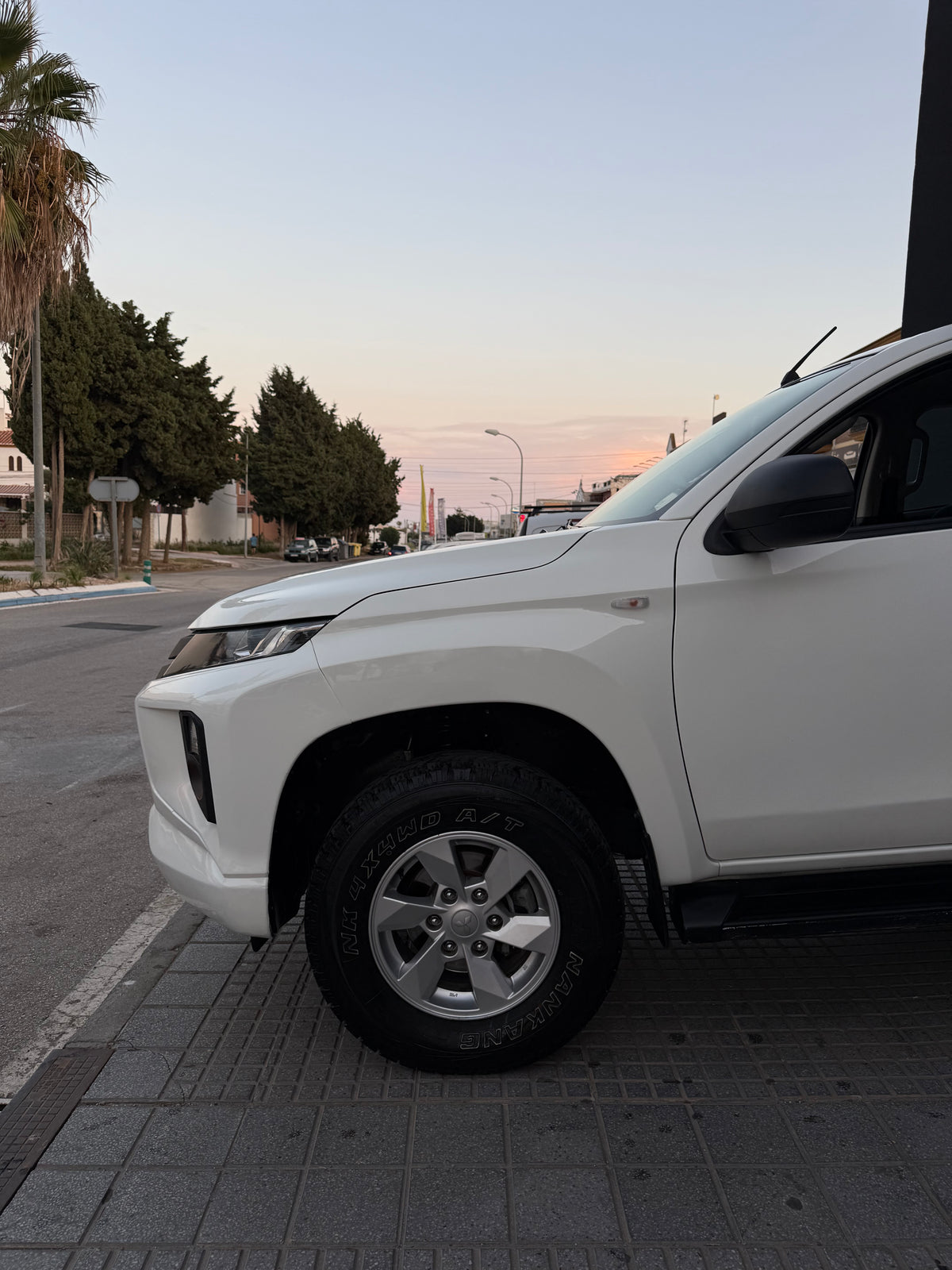 MITSUBISHI L-200