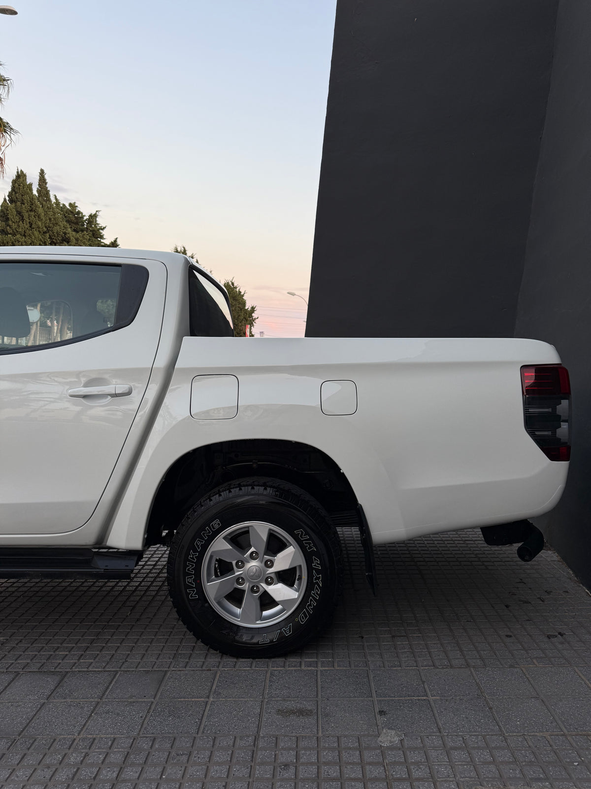 MITSUBISHI L-200