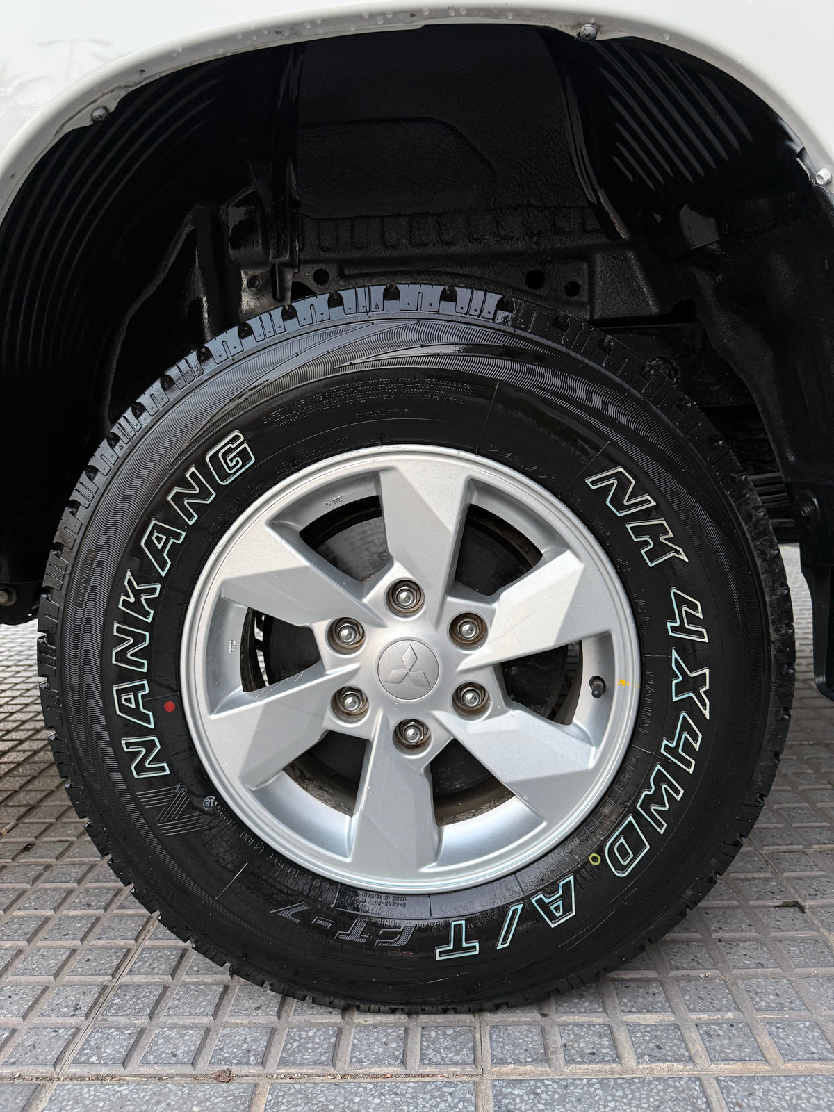 MITSUBISHI L-200