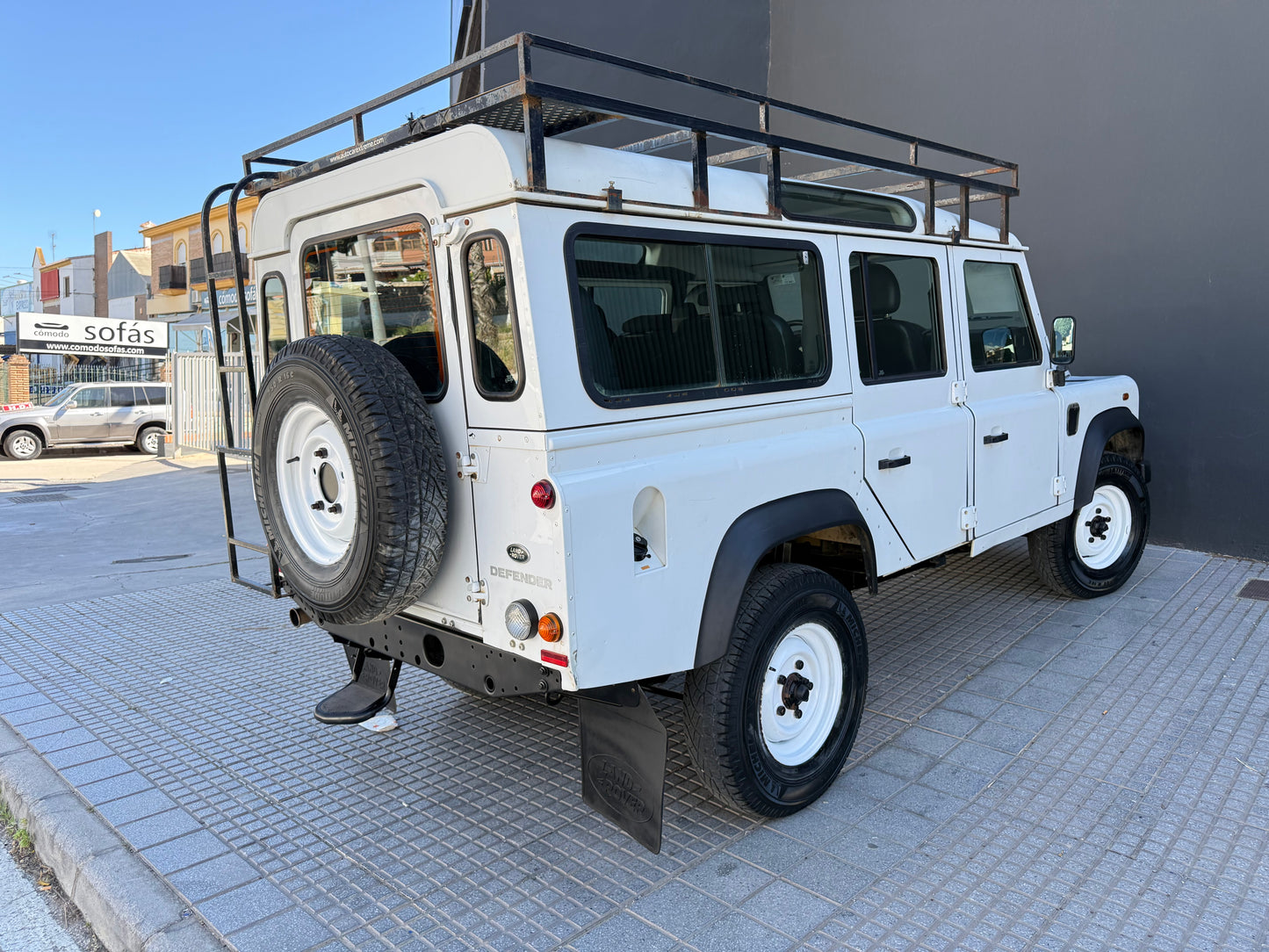 LAND ROVER DEFENDER
