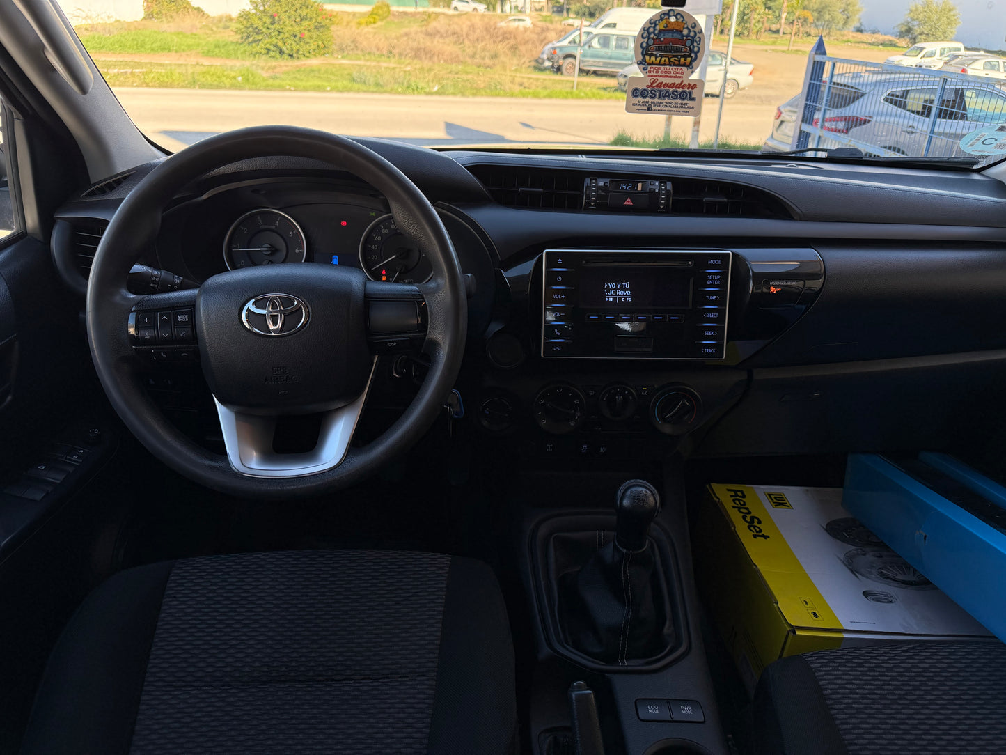 TOYOTA HILUX