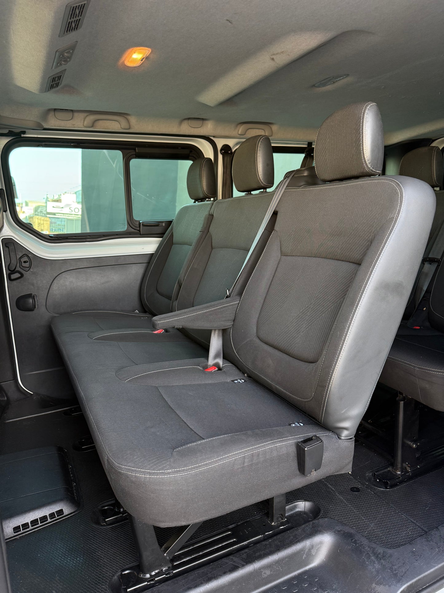RENAULT TRAFIC 9 PLAZAS