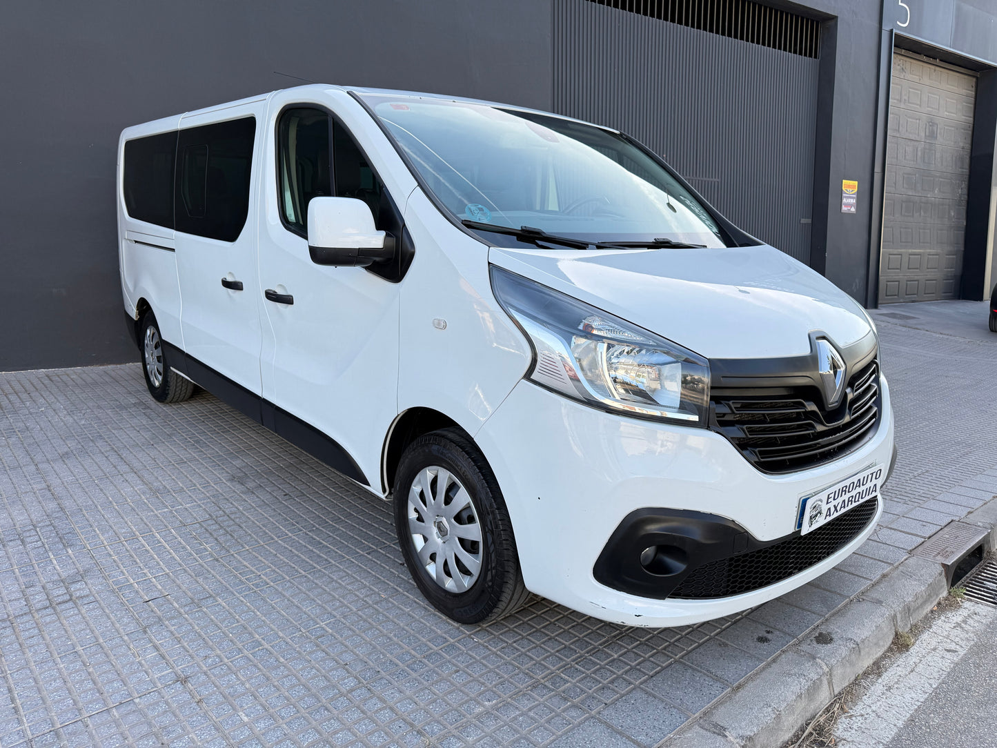 RENAULT TRAFIC 9 PLAZAS