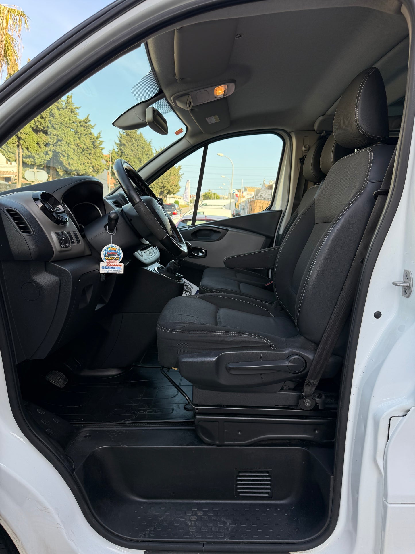 RENAULT TRAFIC 9 PLAZAS