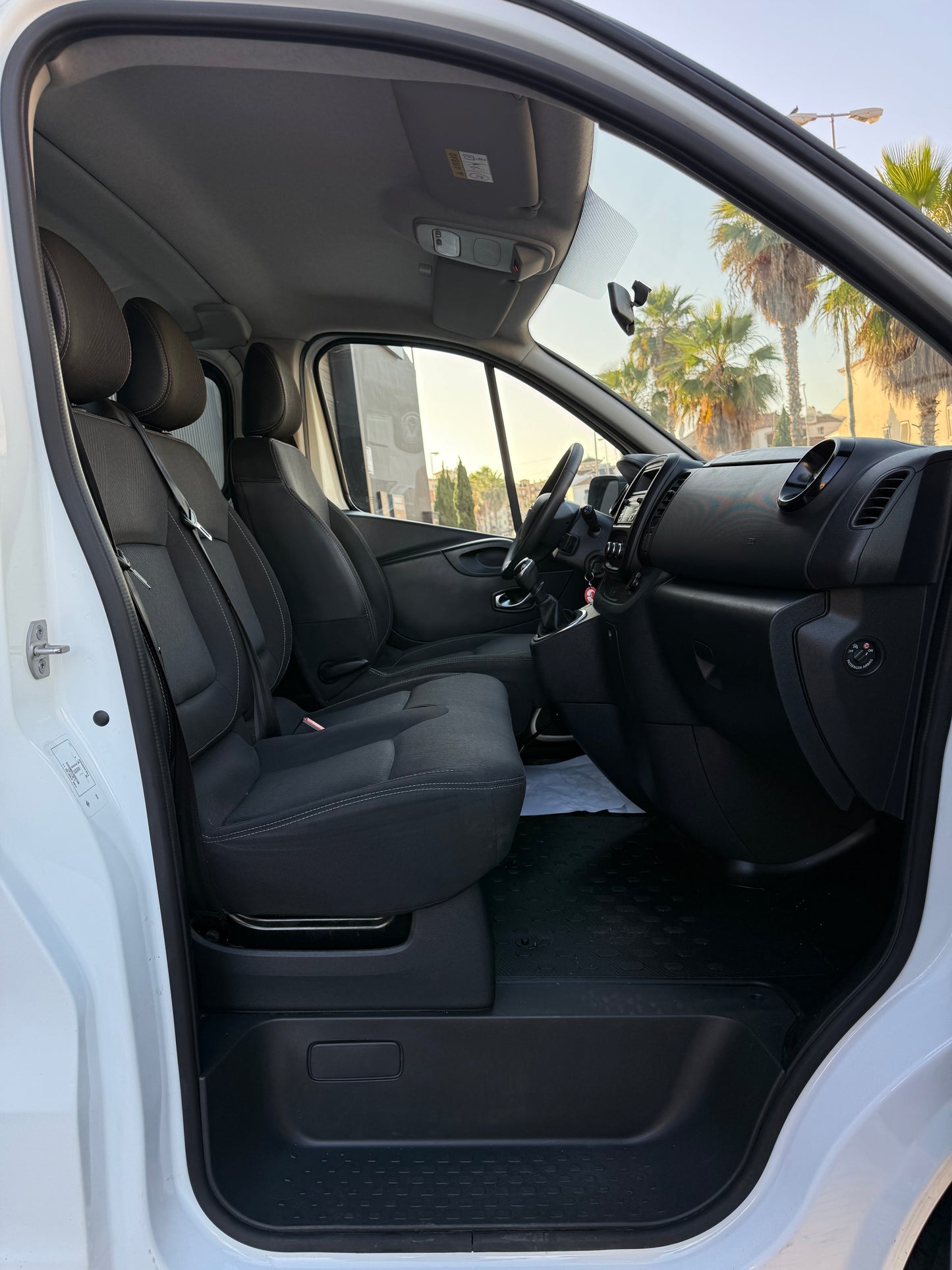 NISSAN NV300 6 PLAZAS